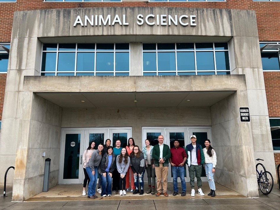 Rius Lab team members in front of Animal Science Building.
